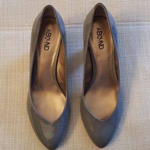 Gray patent pumps